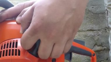 Adam chainsaw başlar