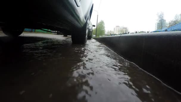 Inundación en la ciudad. Lluvia fuerte en el camino — Vídeos de Stock