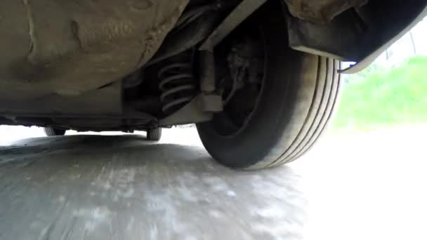 La cámara de debajo del coche. Suspensión del vehículo de trabajo. Conducir en terreno fuera de la carretera — Vídeos de Stock