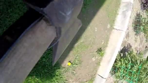 Концепция ужасного человека с топором на улице — стоковое видео