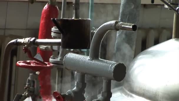 Worker turns the valve in the pipe. Pipes and valves in manufacturing — Αρχείο Βίντεο