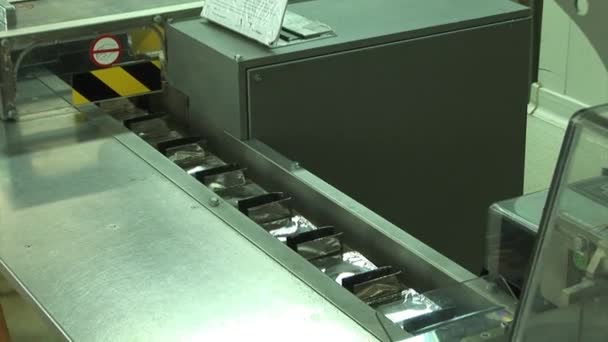 Automatic conveyor for pharmaceutical products (tablets, capsules) — Stock Video