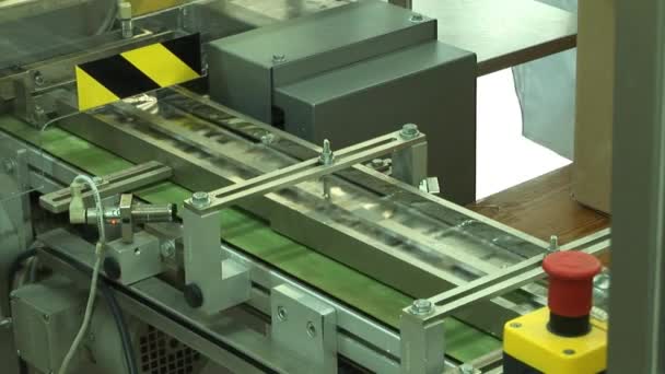 Automatic conveyor for pharmaceutical products (tablets, capsules) — Stock Video