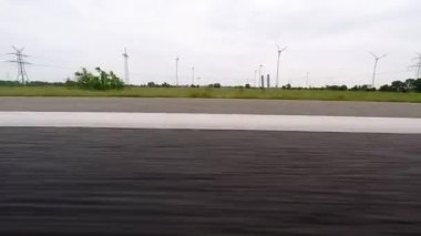 Arabanın tekerlekleri arasında video kamera. Kamera yolu üzerinden uçar.