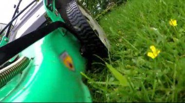 Bir biçme makinesi yan görünüm. Çim biçme makinesi