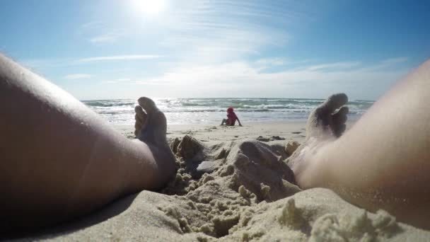 Chica feliz saltando en la playa en el amanecer — Vídeos de Stock