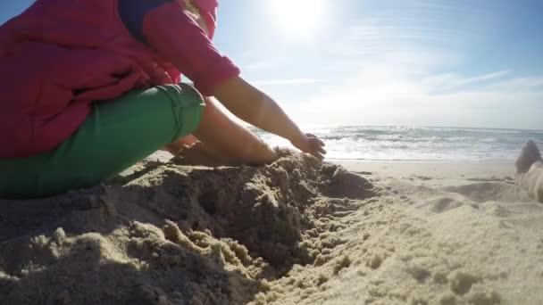 Flicka leker på stranden — Stockvideo