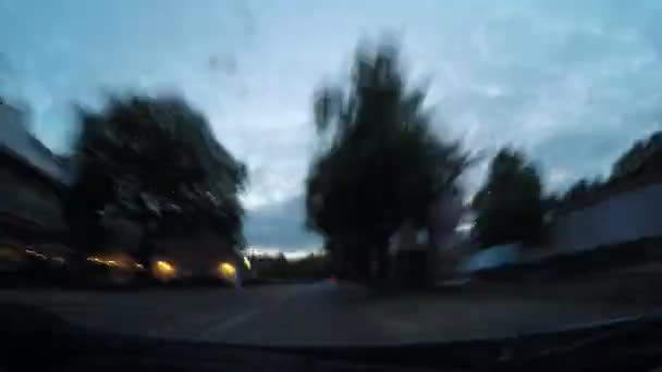 El coche va en la carretera en el campo. Tiempo de caducidad — Vídeos de Stock