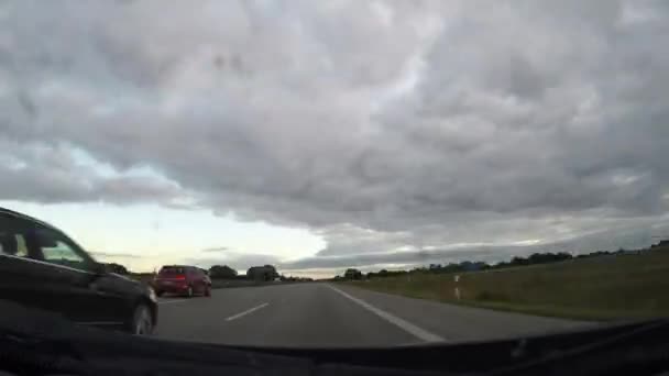 Schnelleres Fahren auf der Autobahn. Zeitraffer — Stockvideo