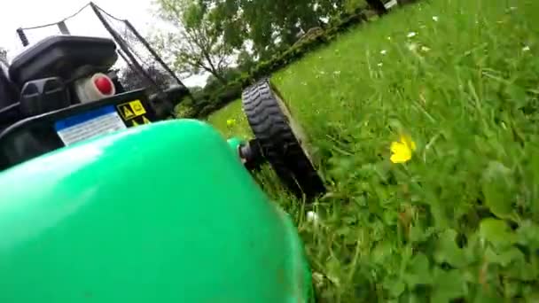 Vista lateral de um cortador de relva. cortador de grama — Vídeo de Stock