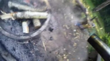 Adam kampında yangın başlatmıştır. Adam kamp ateşi, kamp başlar