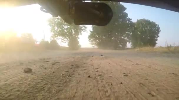 Land fährt Auto auf Schotterstraße mit Fischaugenobjektiv. — Stockvideo