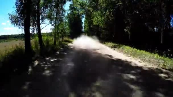 País carro de condução na estrada de cascalho usando uma lente fisheye . — Vídeo de Stock