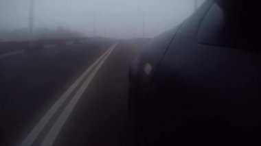 Çok kötü görüş. Ağır Sis de yol araba gider