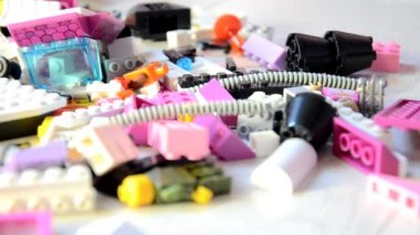 Çok renkli plastik blok. Çocuk Tasarımcısı birçok farklı bölgelerinde. Kamera hızlı bir şekilde hareket eder