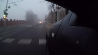 Çok kötü görüş. Ağır Sis de yol araba gider