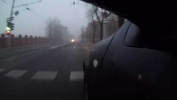 Очень плохая видимость. Автомобиль едет по дороге в густом тумане — стоковое видео