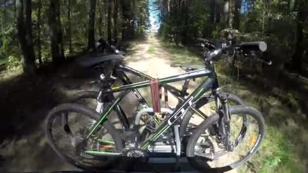 8 월 15 2015 벨로루시입니다. 자동차 브랜드의 2 개의 자전거와 운전 Gt 자전거 트레일러에 장착. — 비디오