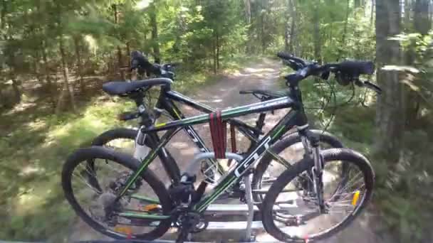 15 août 2015 Belarus. Voiture conduite avec deux vélos de la marque GT montés sur remorque à vélo . — Video