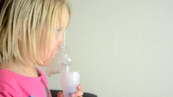 Procedure inhalation of child — Stock Video