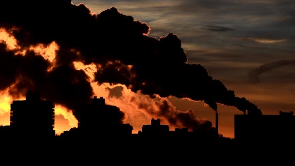 공업 도시에서. 클럽 오염 도시 위에 연기 (공기) — 비디오