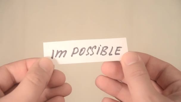 Imposible se convierte en posible. Cambiar la palabra imposible a posible. El hombre hace posible lo imposible — Vídeos de Stock