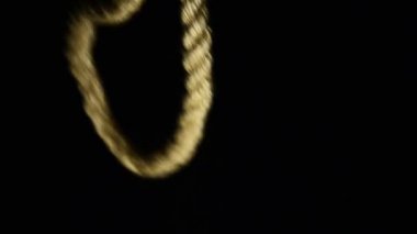 Adam bir ilmik bağlıyor. intihar, dostum, depresif darağacında onun boynuna ilmik.