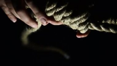 Adam bir ilmik bağlıyor. intihar, dostum, depresif darağacında onun boynuna ilmik.