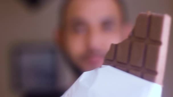 Молочний Шоколадний Батончик Відсутнім Укусом — стокове відео