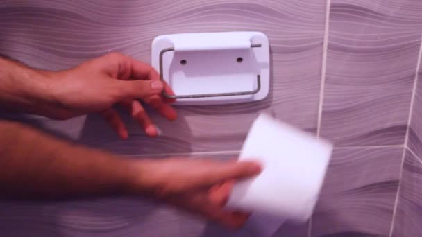 Een Lege Buis Vervangen Door Een Nieuwe Rol Toiletpapier — Stockvideo