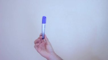 Elinizde mavi kalem işareti var.