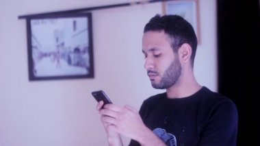 Bir mesaja yanıt veren Arap adam