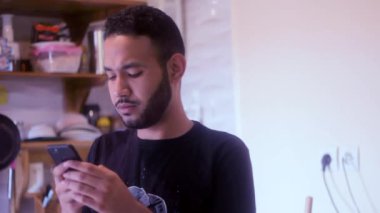 Kısa mesaja cevap veren yakışıklı bir adam.