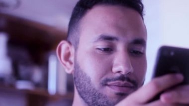 Sosyal medyayı kontrol eden genç adama yakından bak