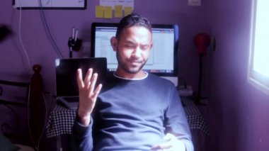 Adam mesaj okurken telefonunu atıyor.