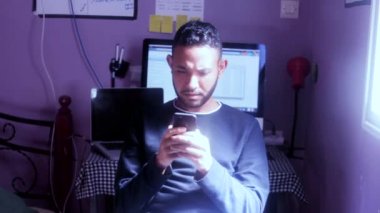 Hayal kırıklığına uğramış bir adam bir mesaj okuyor ve cep telefonunu atıyor.