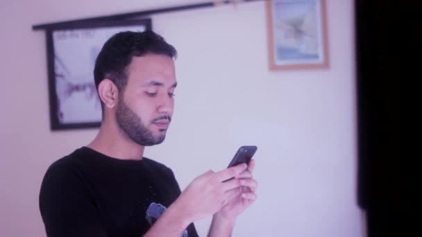 Homme Tenant Son Téléphone Postant Sur Les Réseaux Sociaux — Video