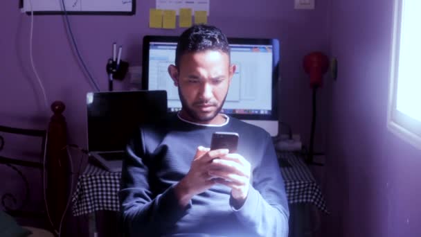 Verblüffter Mann Wirft Sein Handy Weg — Stockvideo