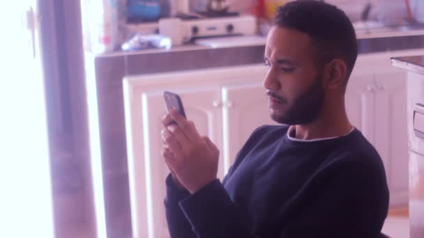 Adam Elinde Akıllı Bir Telefonla Kanepeye Oturup Sms Den Kötü — Stok video