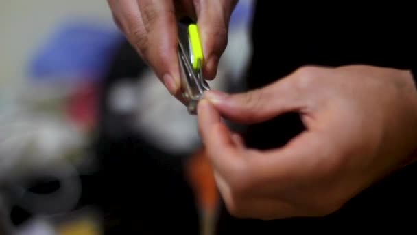 Gros Plan Homme Coupe Les Ongles Par Clippers — Video