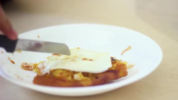 男食べるピザのスライスとフォークとナイフ — ストック動画