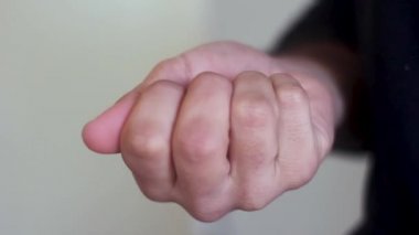 Erkek eli, cüzdanından çıkarırken bozuk paraları sayar.