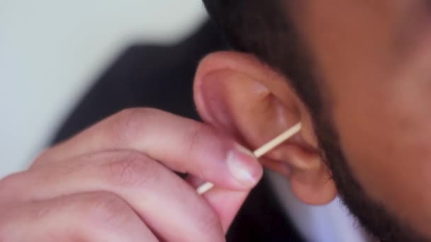 Close Footage Man Cleaning His Ears Cotton Bud — Stock Video