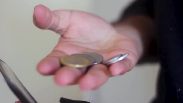 財布からそれらを取っている間男の手はコインを数える — ストック動画