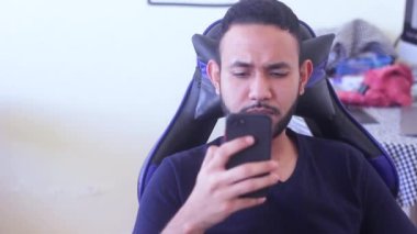 Heyecanlı genç adam bir mesaj gönderiyor.