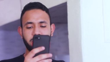 Telefonunu e-posta veya sohbet için kullanan hayal kırıklığına uğramış bir adam.