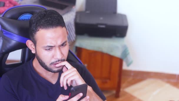 Homme Confus Utilisant Son Smartphone — Video