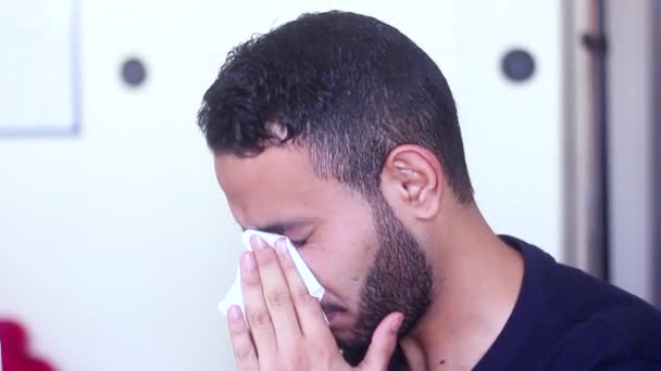 Хворий Чоловік Алергією Дме Носом Паперовою Тканиною — стокове відео