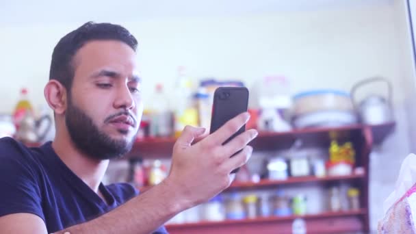 Mann Erhält Benachrichtigung Und Ärgert Sich Und Enttäuscht — Stockvideo