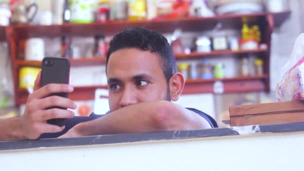 Sorrindo Homem Positivo Recebendo Respondendo Uma Mensagem Cozinha — Vídeo de Stock